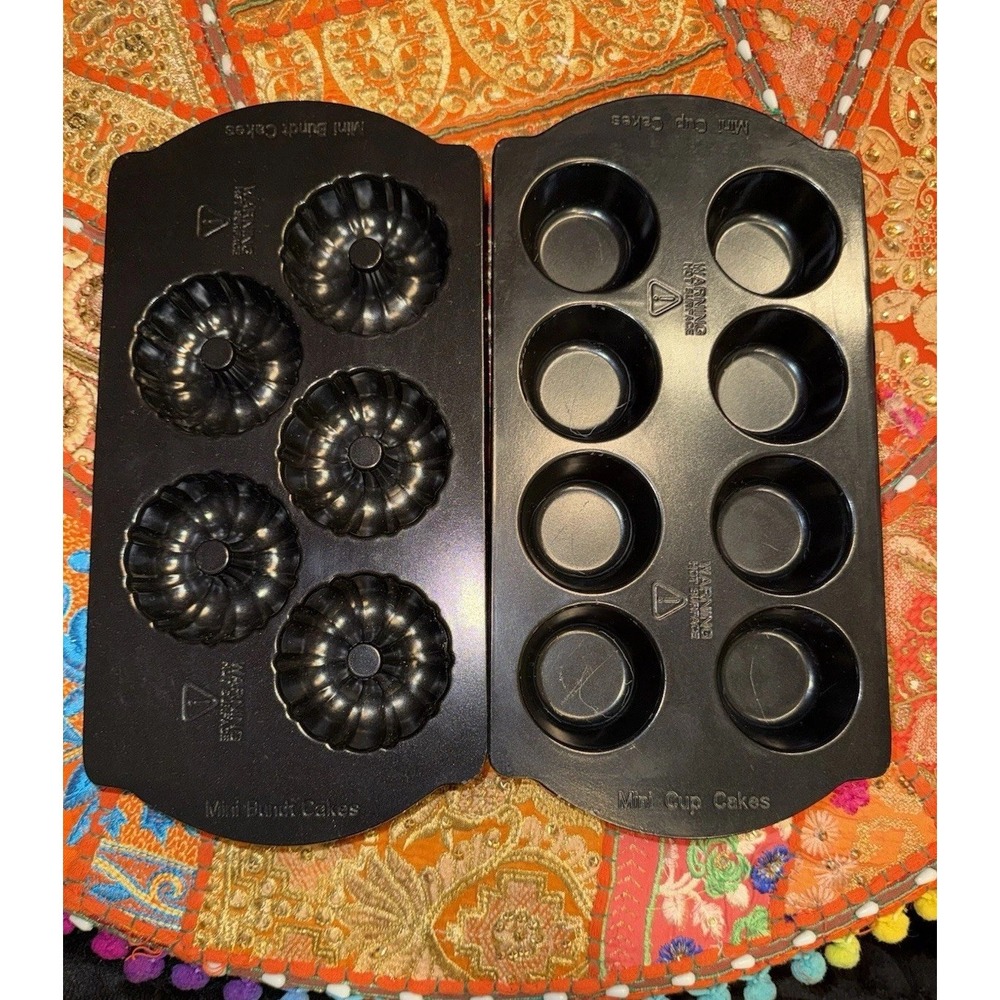 PREOWNED MINI BUNDT AND MINI CUPCAKE PAN MOULD BLACK  1‎ OF EACH